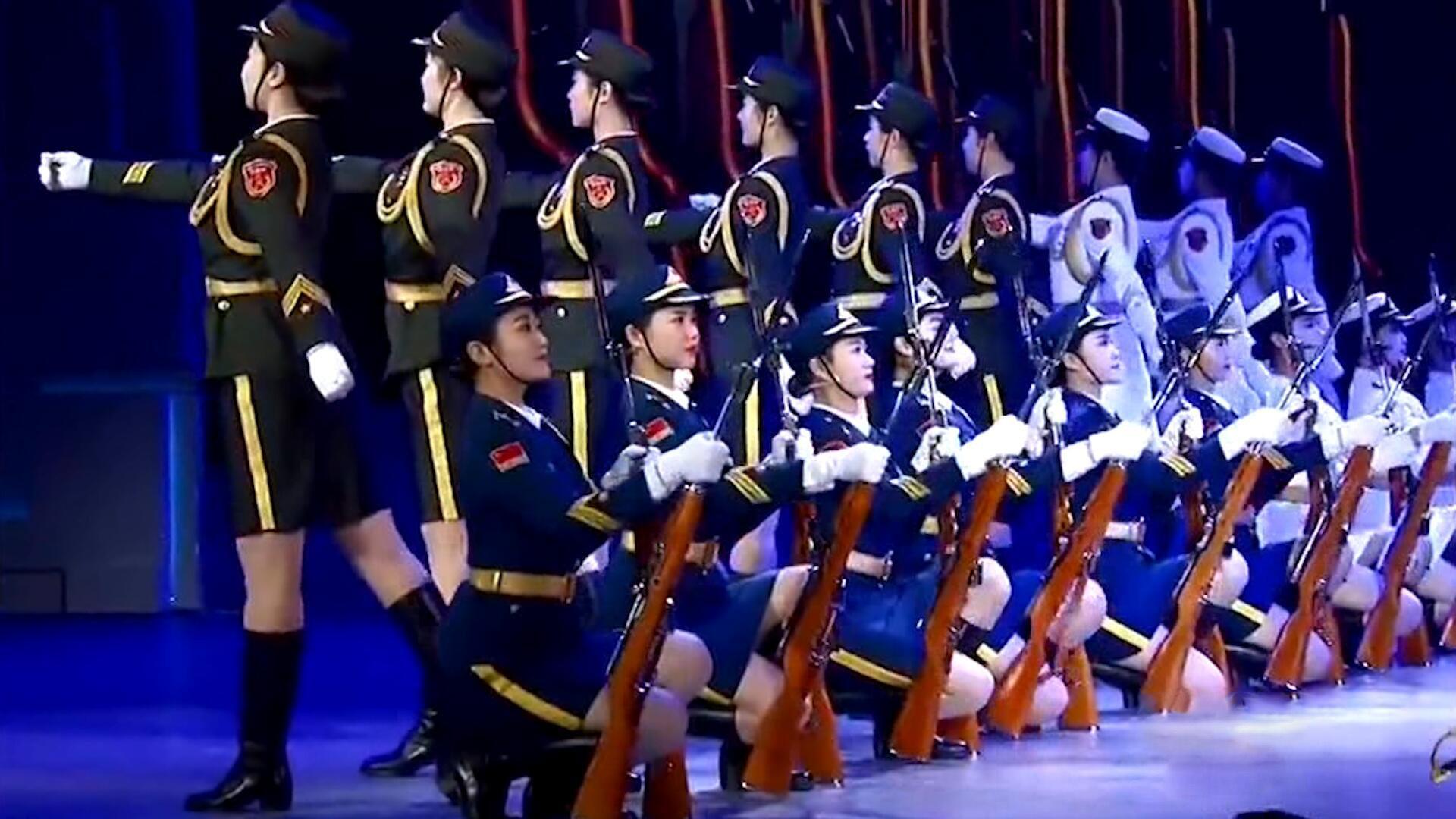 三軍女兵隊(duì)跳舞，展現(xiàn)力量與柔美的完美結(jié)合，三軍女兵隊(duì)舞蹈，力量與柔美的完美交融
