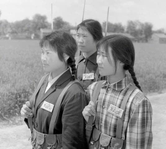 中國(guó)女兵老照片，歷史中的巾幗英雄形象展現(xiàn)，中國(guó)女兵老照片，歷史巾幗英雄形象展