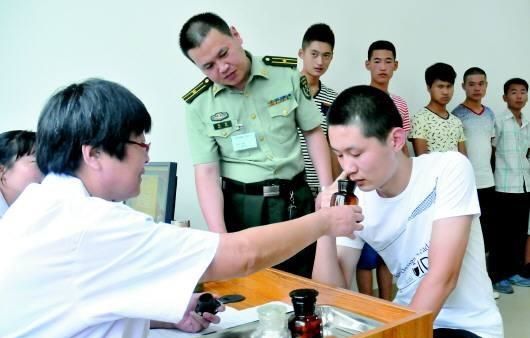 男兵體檢的尷尬圖，理解與尊重的重要性，男兵體檢中的尊重與理解的必要性，尷尬瞬間的思考