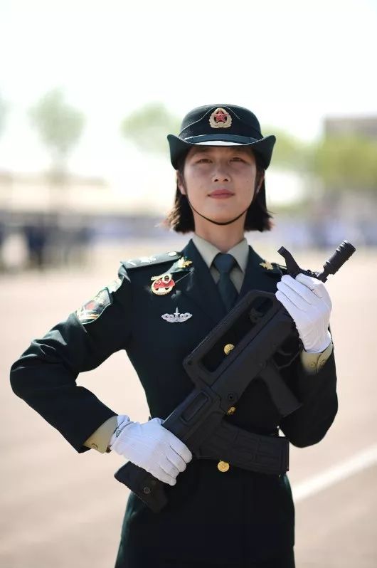 國慶閱兵最美女兵，榮光背后的堅韌與毅力