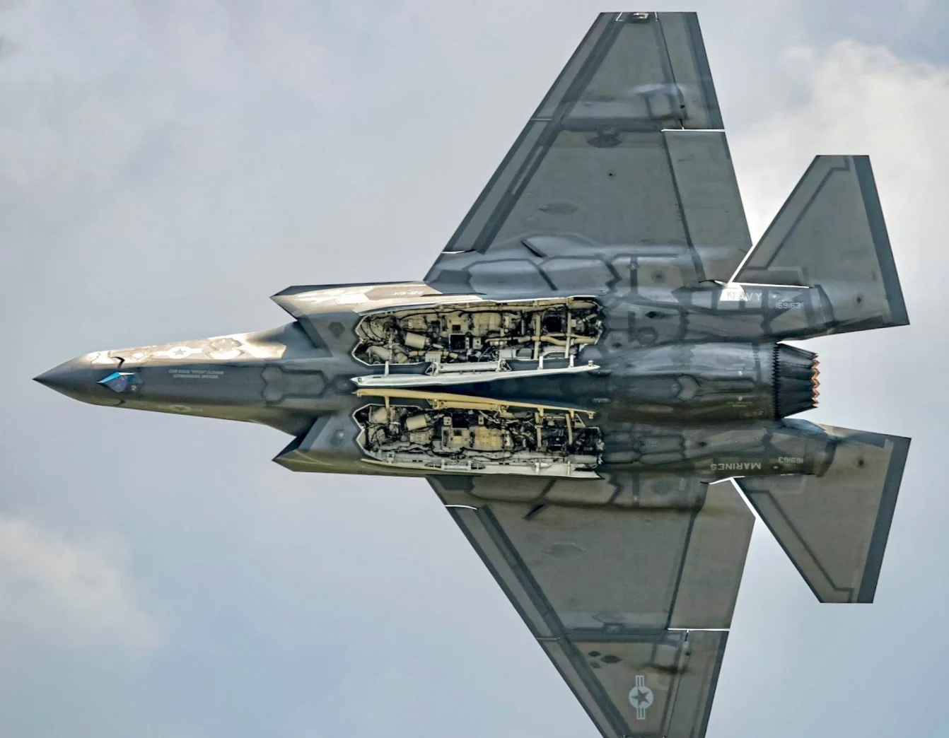 F-22與F-35，哪一款戰(zhàn)斗機(jī)更先進(jìn)？，F(xiàn)-22與F-35戰(zhàn)斗機(jī)性能對(duì)比，哪款更先進(jìn)？