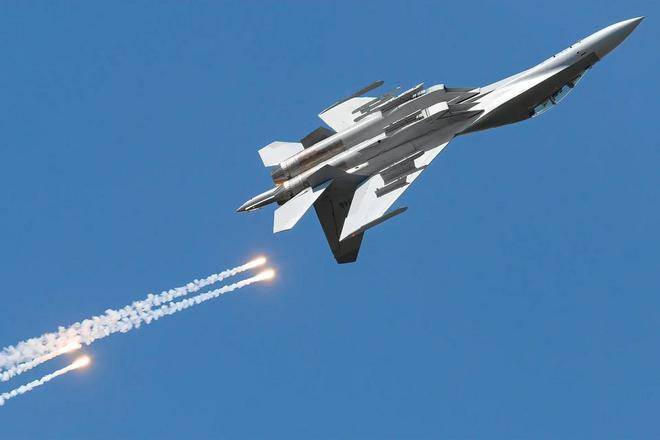 殲-16與F-16，空中對決的能力對比，殲-16與F-16空中對決能力對比解析