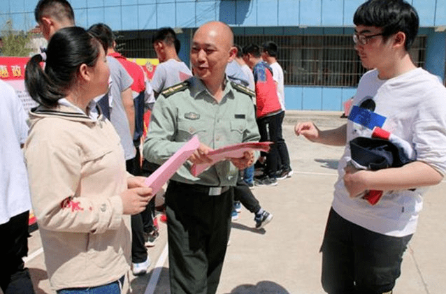 2023年當(dāng)兵的要求和條件，視力的特別關(guān)注，2023年征兵視力要求及報(bào)名當(dāng)兵的條件解析