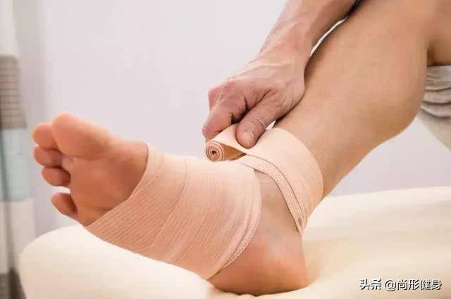 腳崴了腳側(cè)面鼓個包怎么辦？——全方位指南，腳崴后側(cè)面出現(xiàn)鼓包怎么辦？全方位指南幫你解決煩惱！